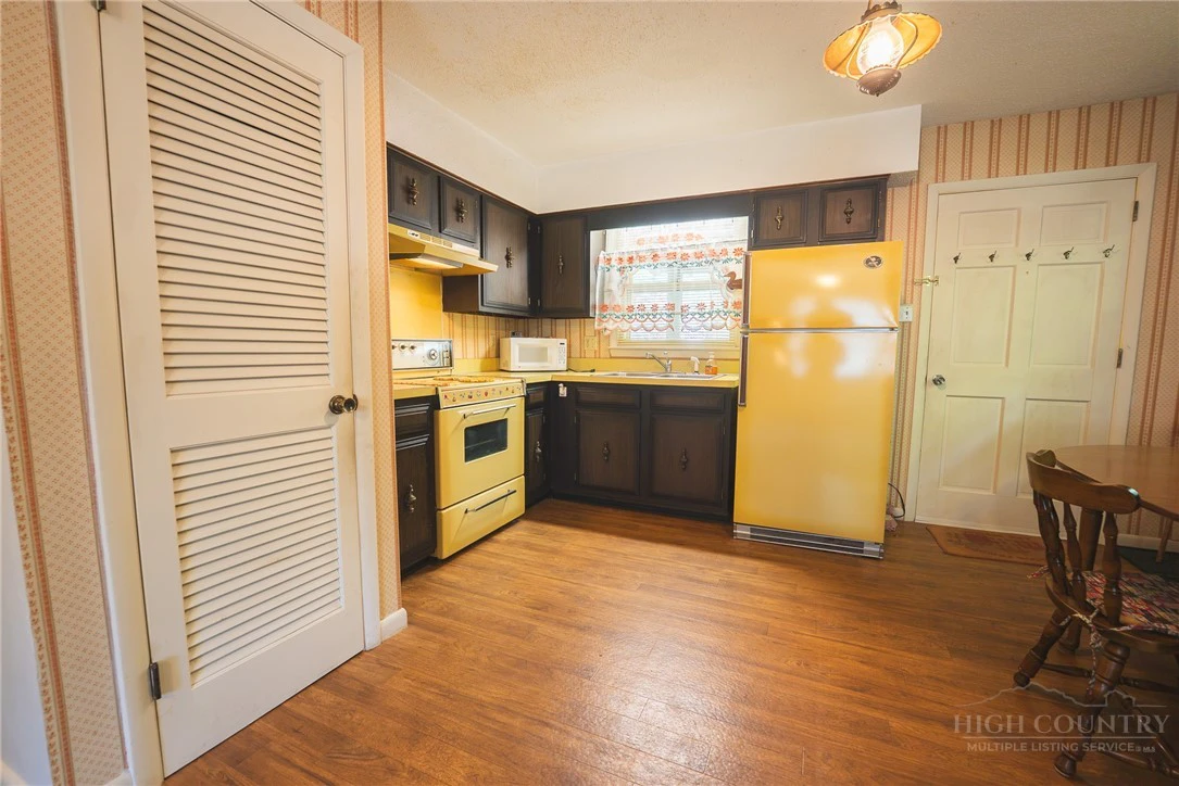 Image number 20 for the current listing