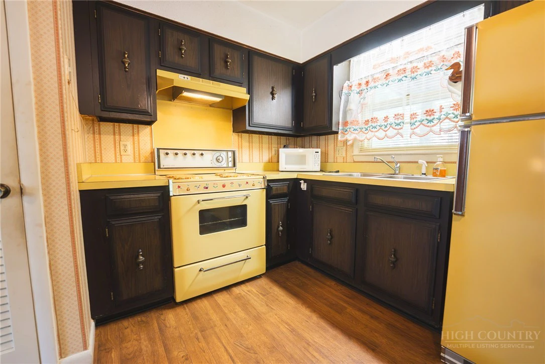 Image number 21 for the current listing