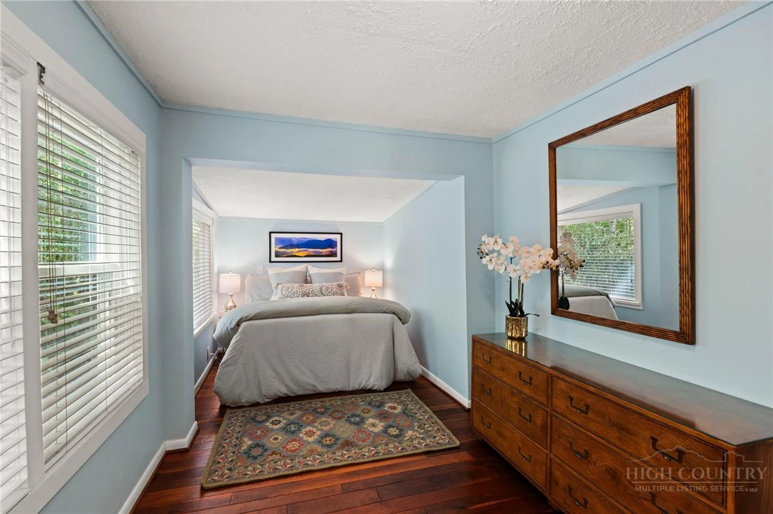 Image number 14 for the current listing