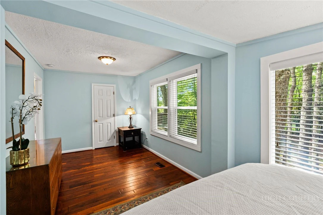 Image number 5 for the current listing