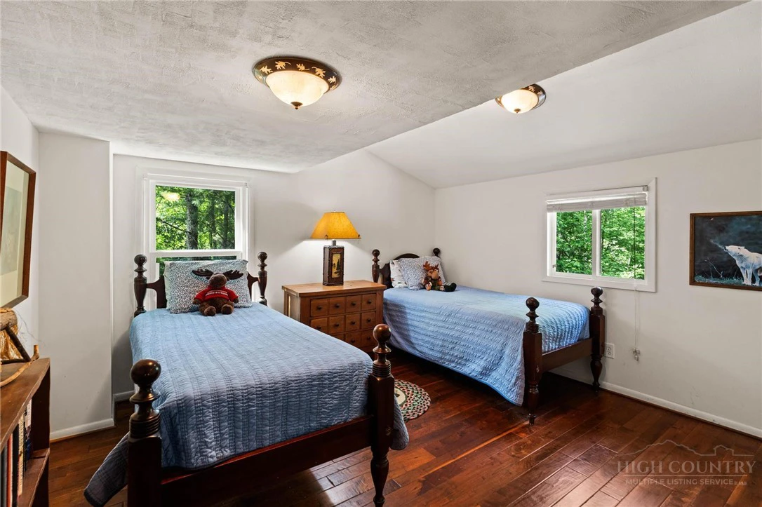 Image number 9 for the current listing