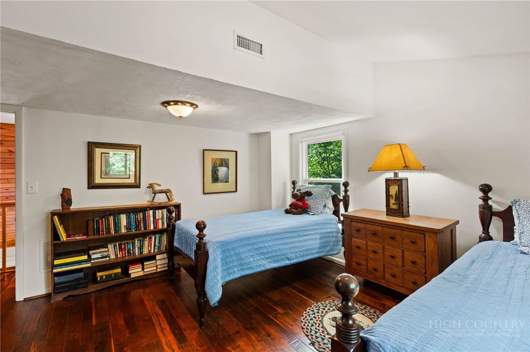 Image number 10 for the current listing