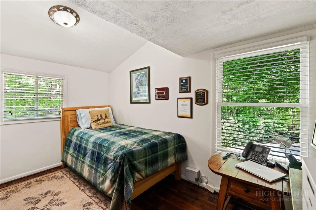 Image number 13 for the current listing