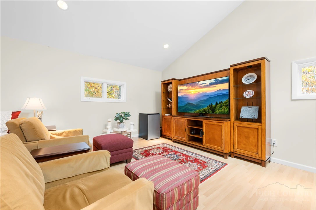 Image number 4 for the current listing