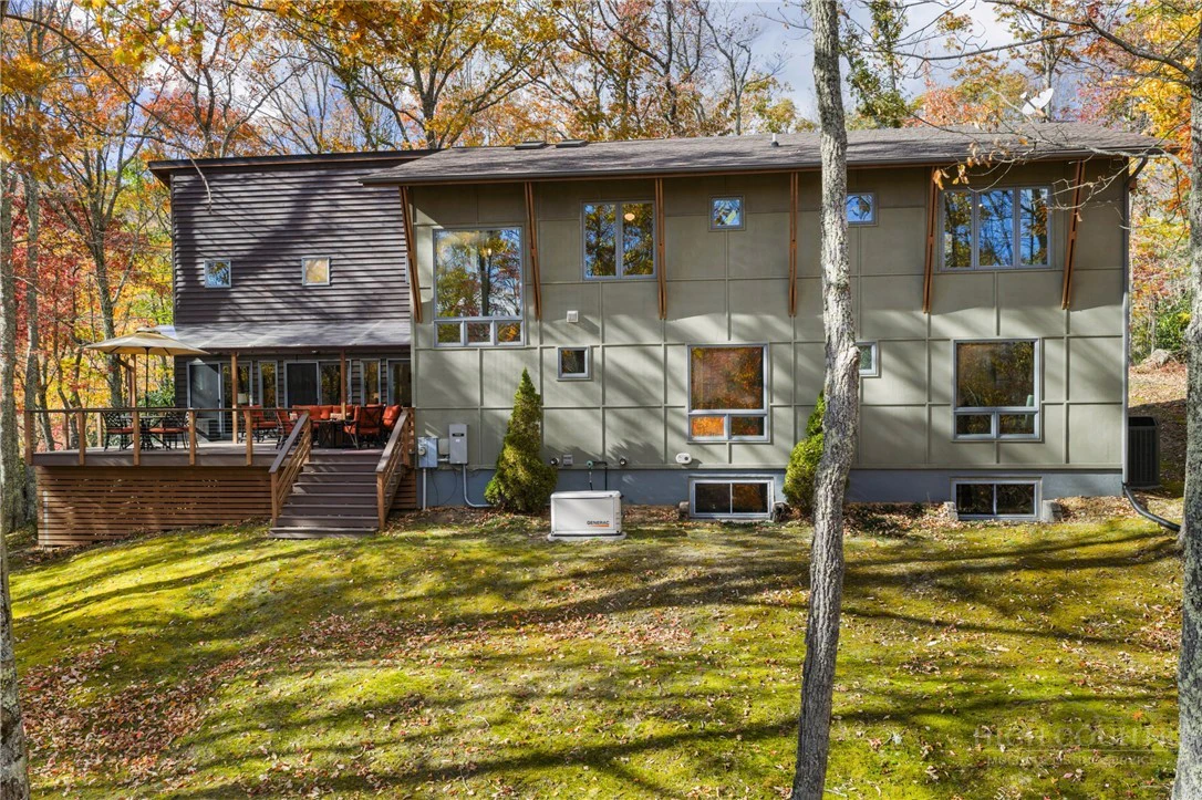 Image number 1 for the current listing