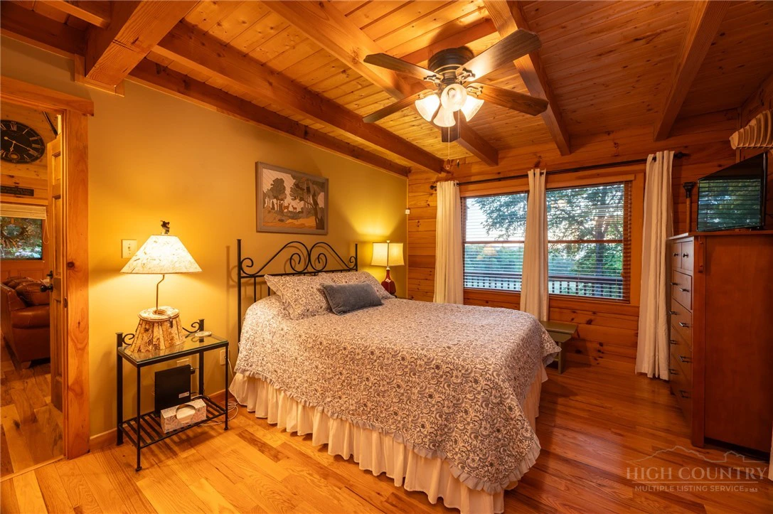 Image number 19 for the current listing