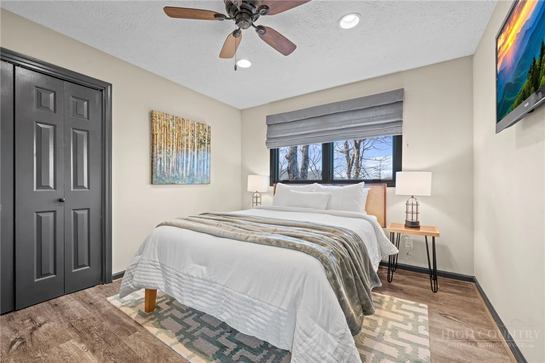 Image number 9 for the current listing