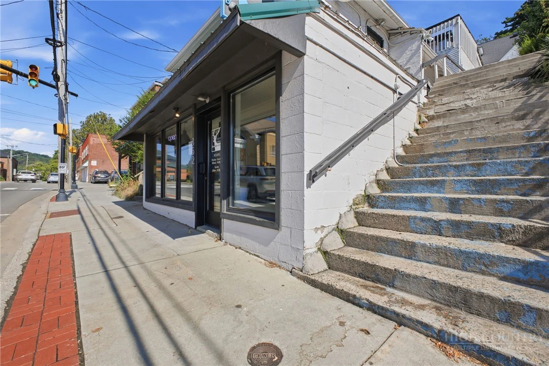 Image number 1 for the current listing