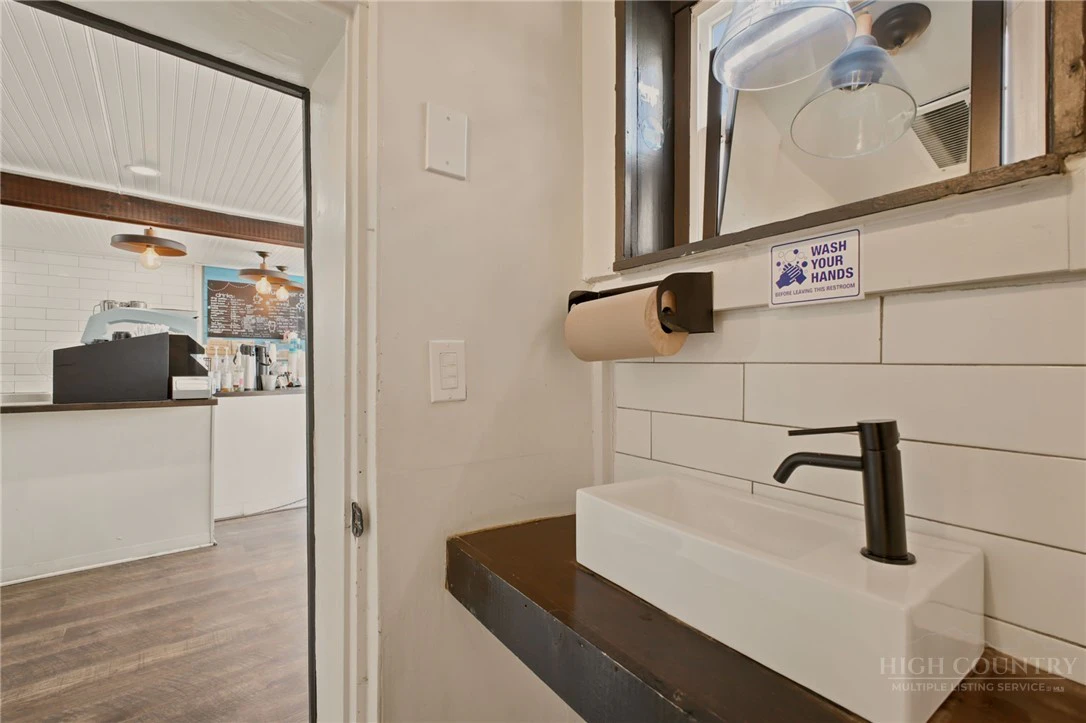 Image number 7 for the current listing