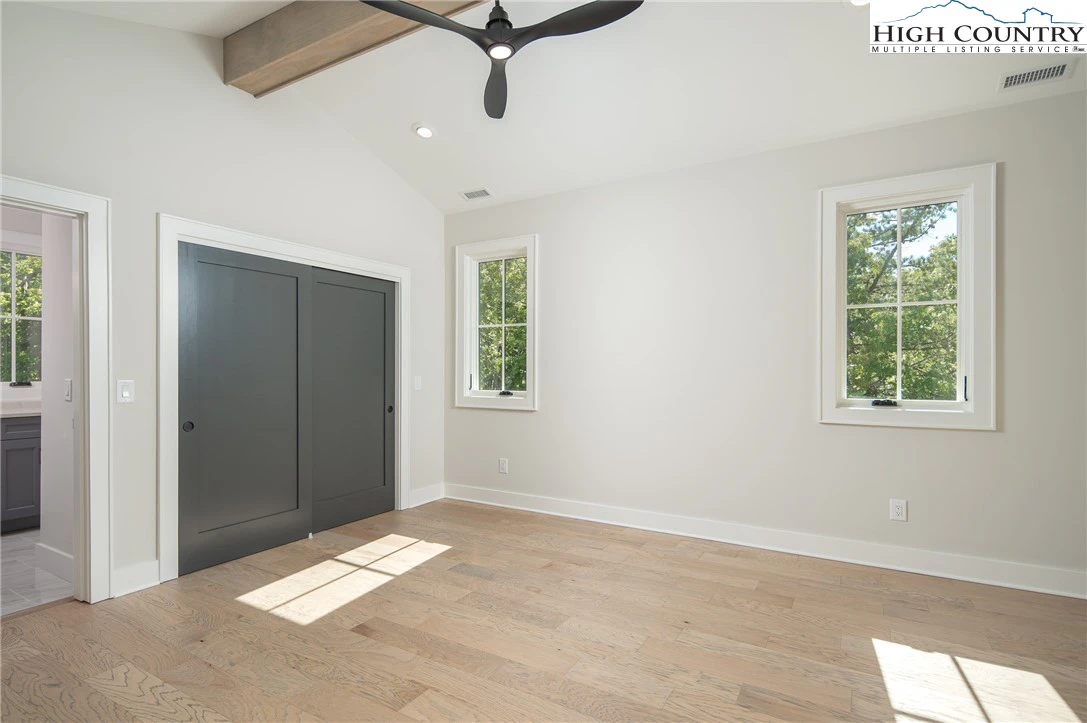 Image number 4 for the current listing
