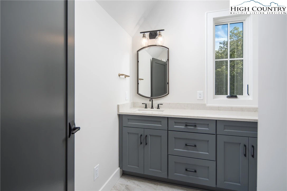 Image number 5 for the current listing