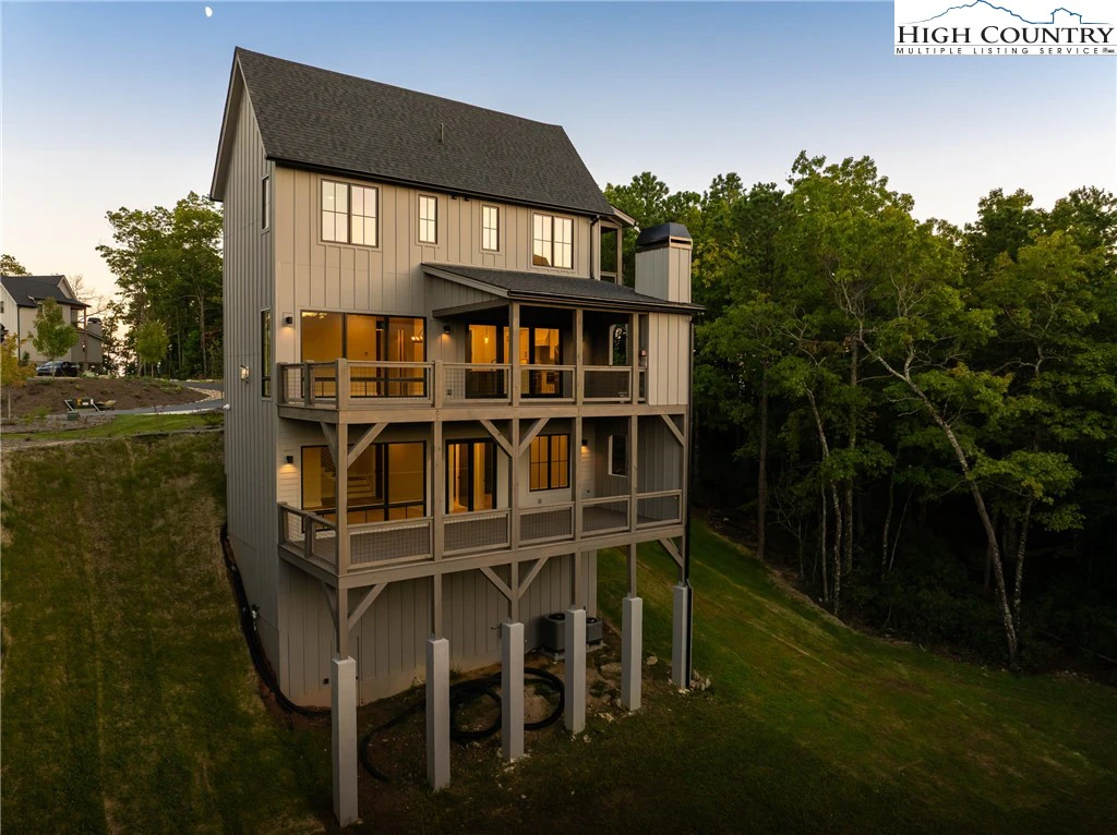 Image number 13 for the current listing