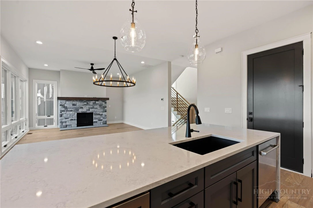 Image number 9 for the current listing