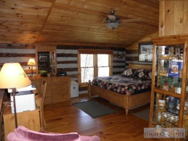 Image number 22 for the current listing