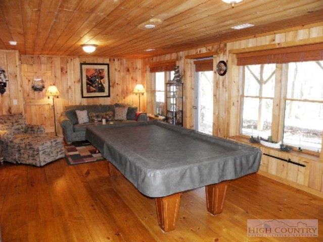 Image number 19 for the current listing