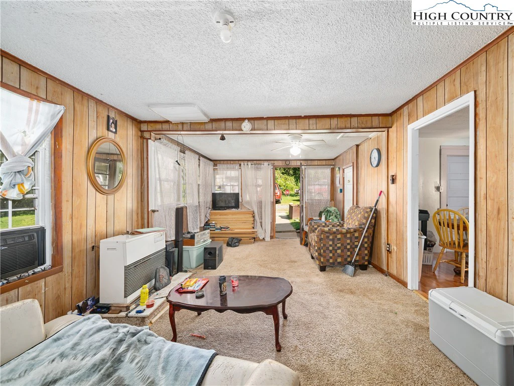 Image number 19 for the current listing