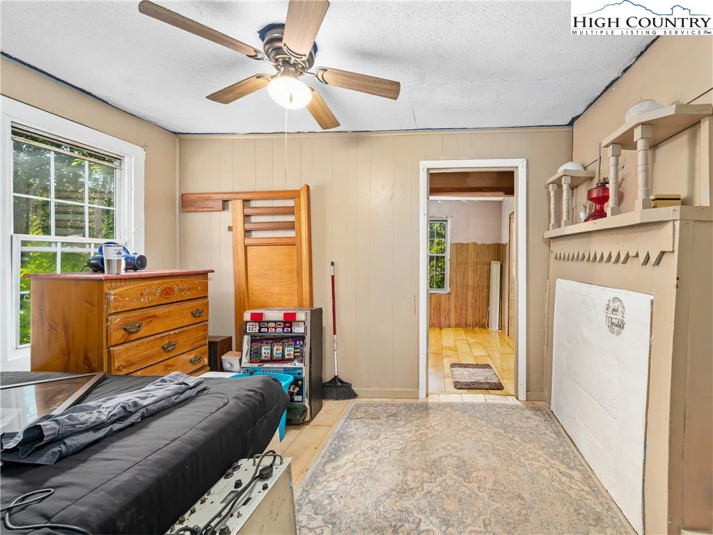 Image number 18 for the current listing