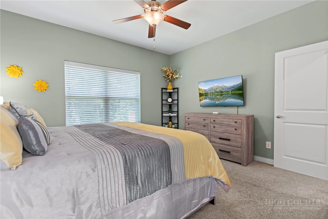 Image number 19 for the current listing