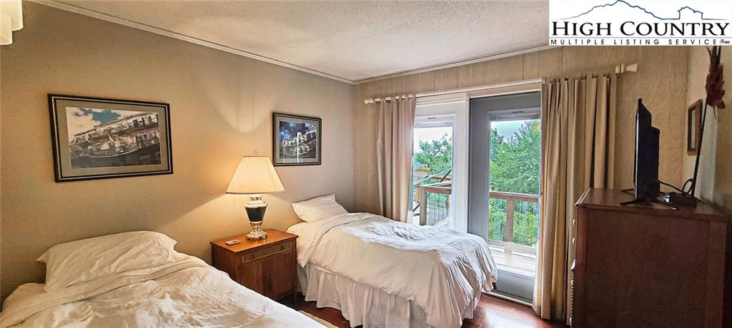 Image number 3 for the current listing