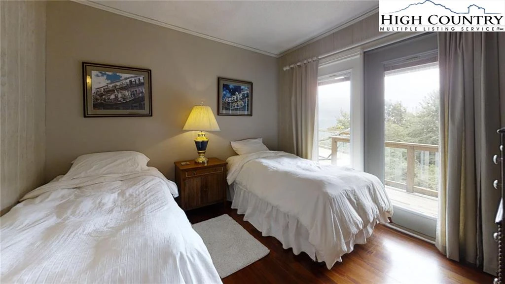 Image number 4 for the current listing