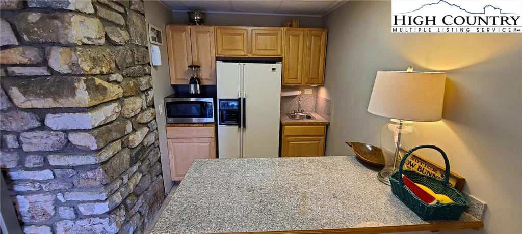 Image number 11 for the current listing
