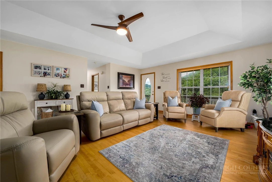 Image number 8 for the current listing