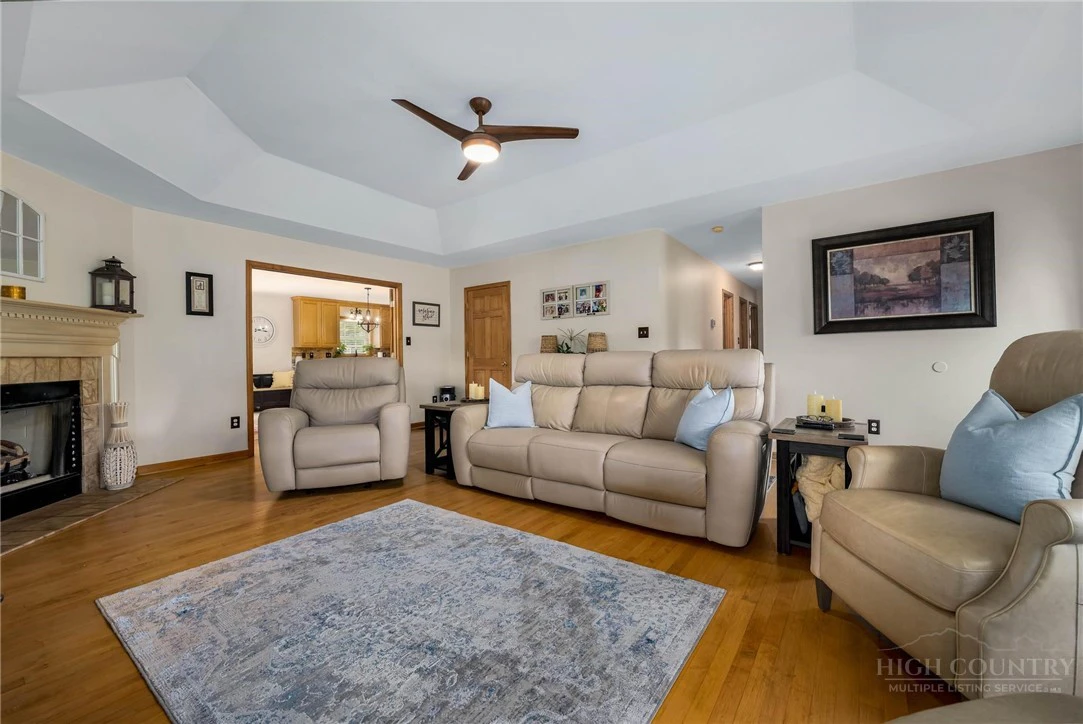 Image number 9 for the current listing