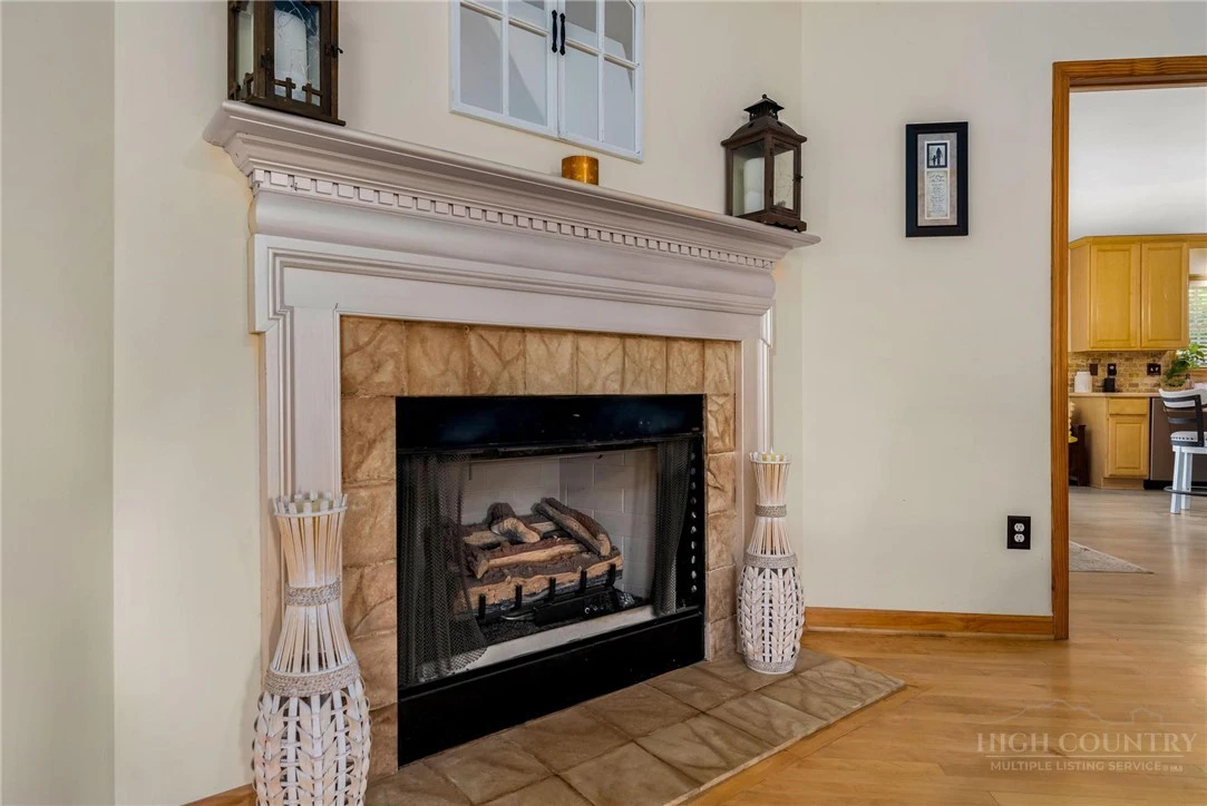 Image number 10 for the current listing