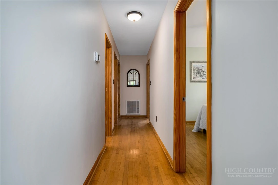 Image number 19 for the current listing