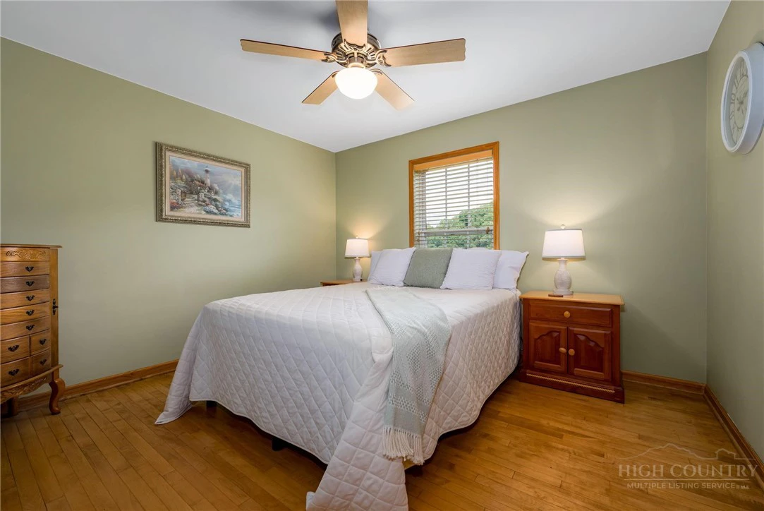 Image number 20 for the current listing