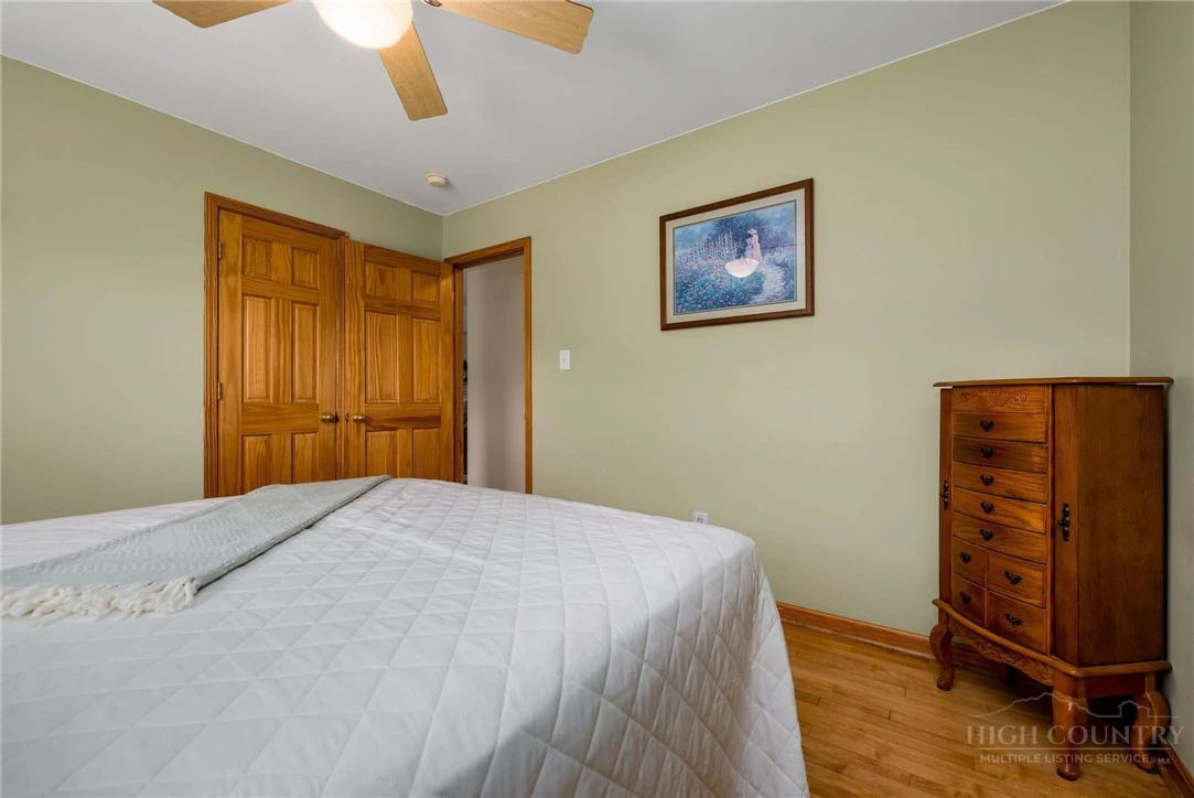 Image number 21 for the current listing