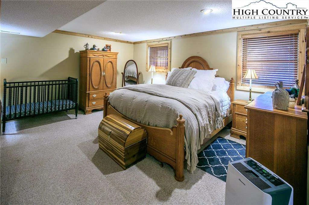 Image number 10 for the current listing