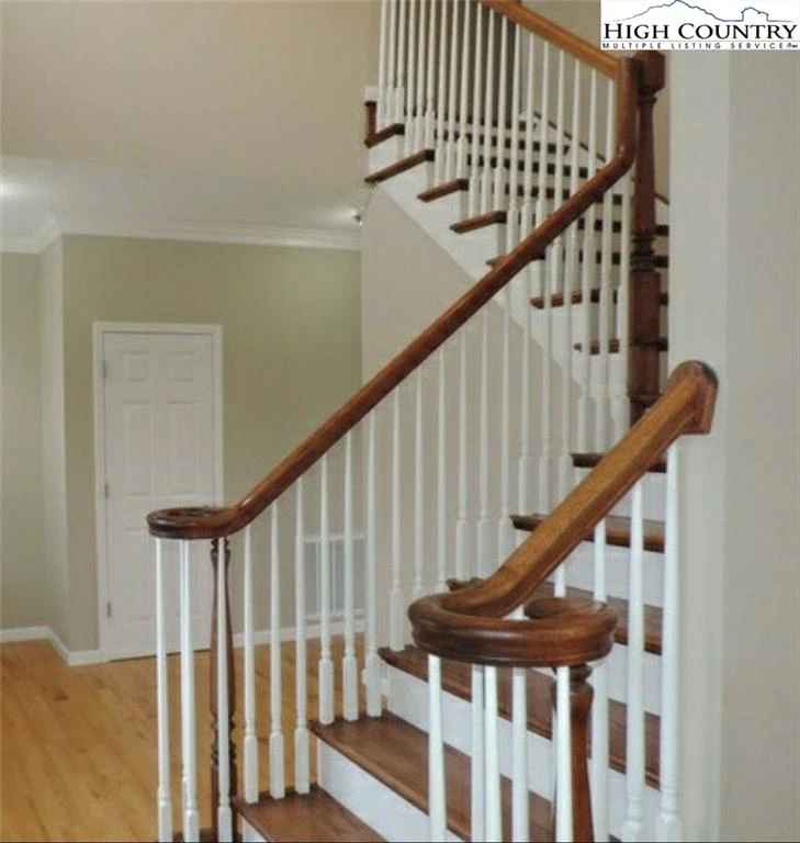 Image number 2 for the current listing