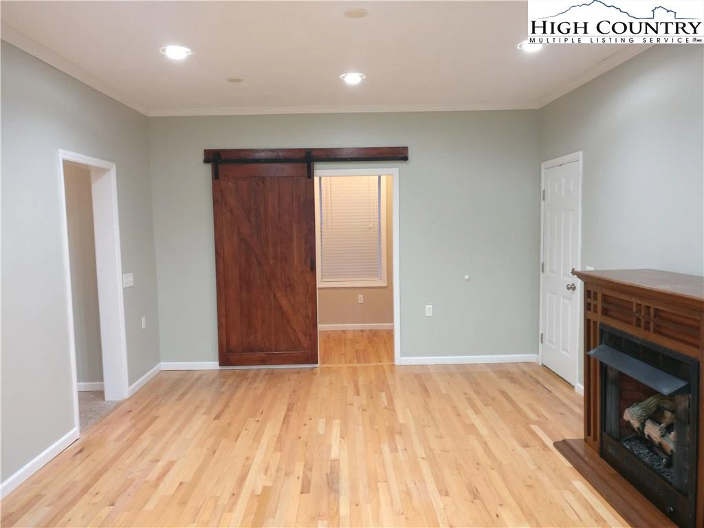 Image number 13 for the current listing