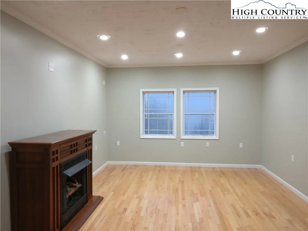 Image number 12 for the current listing