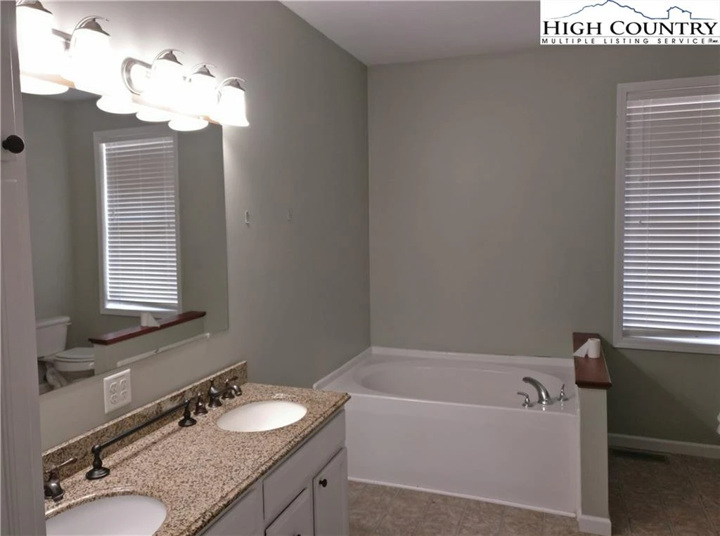 Image number 9 for the current listing