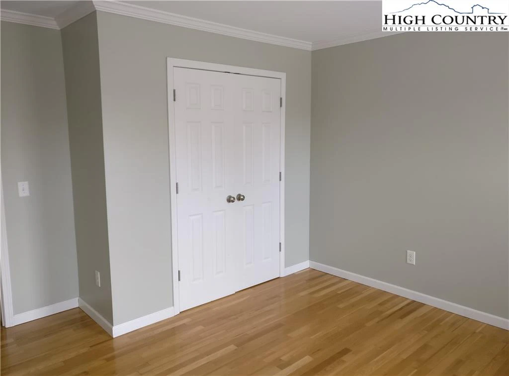 Image number 6 for the current listing