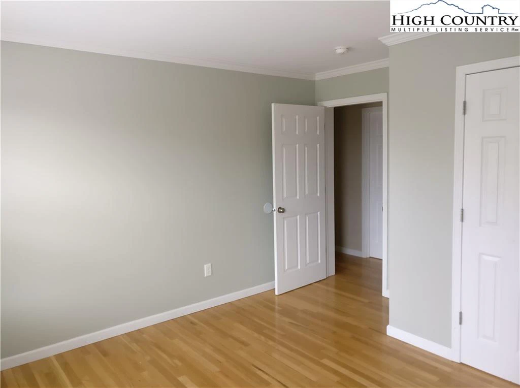 Image number 5 for the current listing