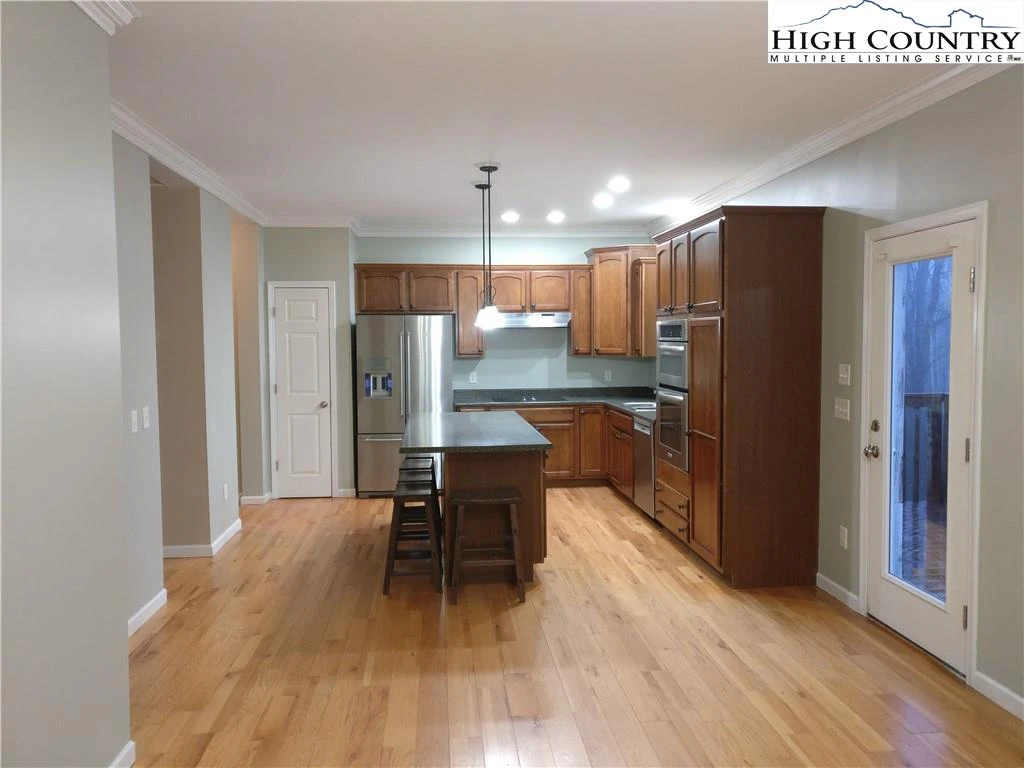 Image number 19 for the current listing