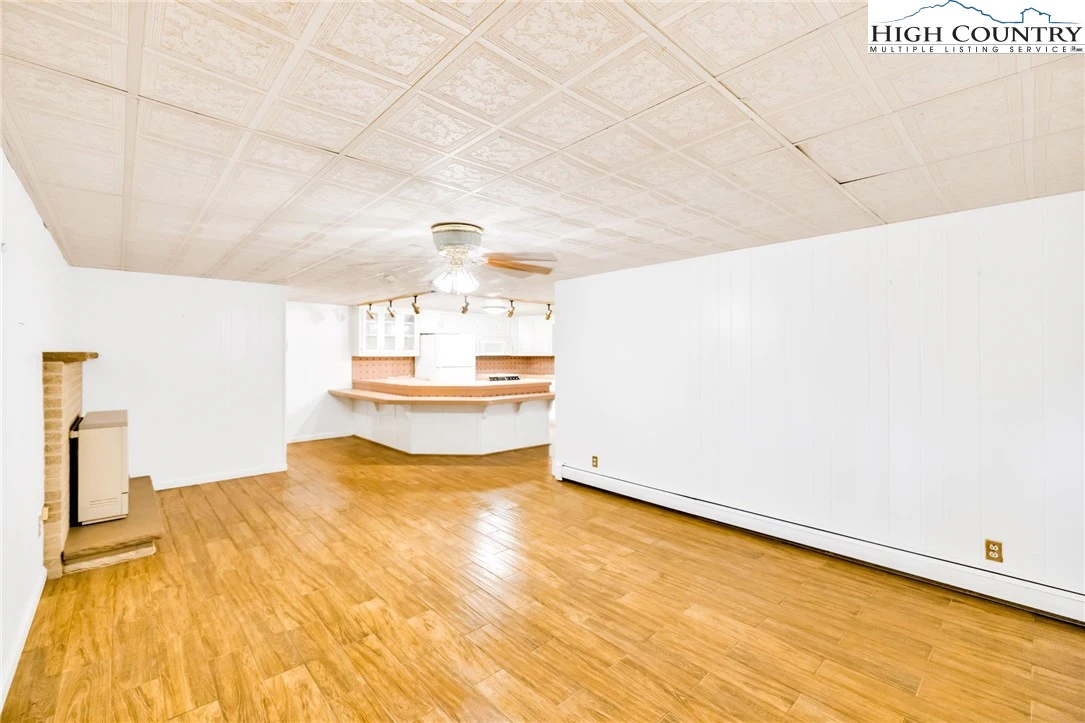 Image number 7 for the current listing