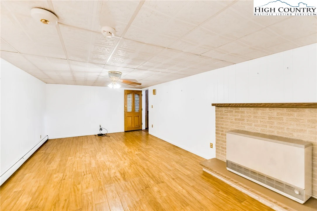 Image number 8 for the current listing