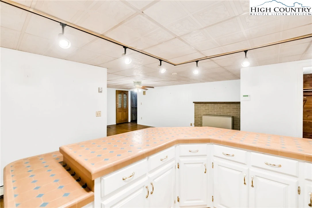 Image number 11 for the current listing