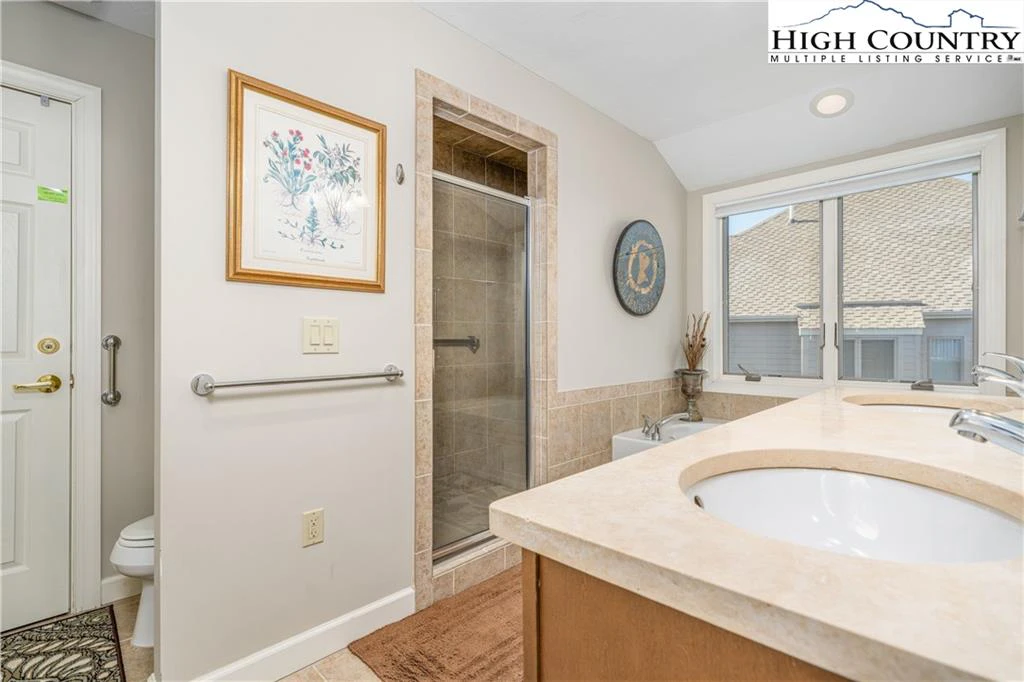 Image number 14 for the current listing