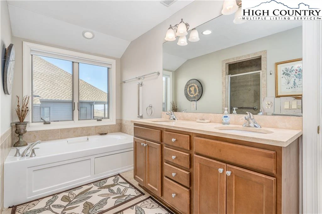 Image number 3 for the current listing