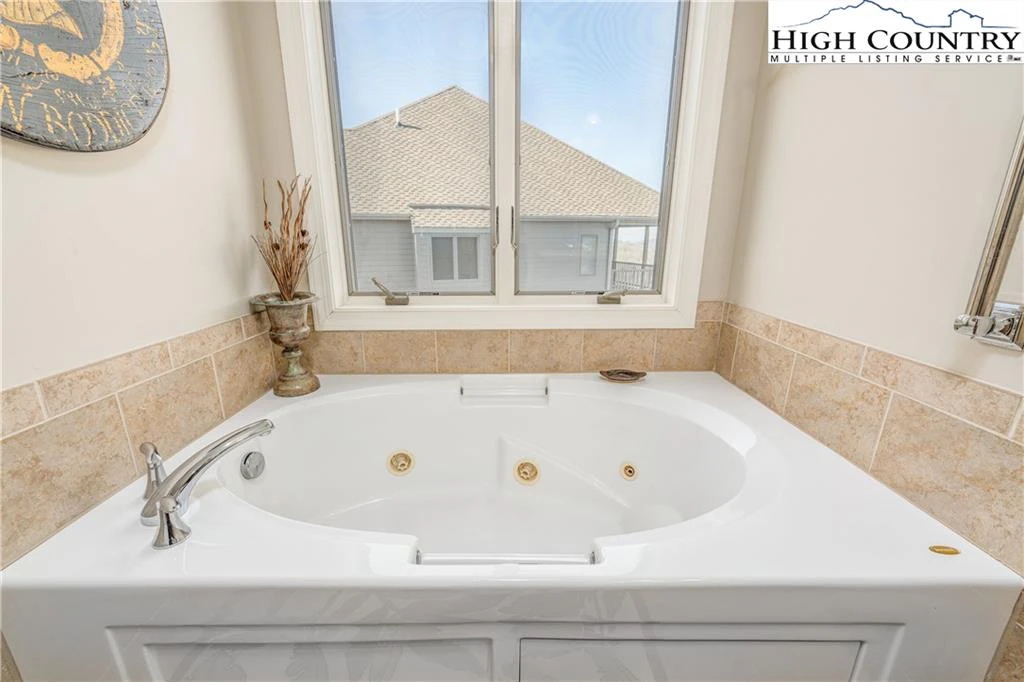 Image number 4 for the current listing