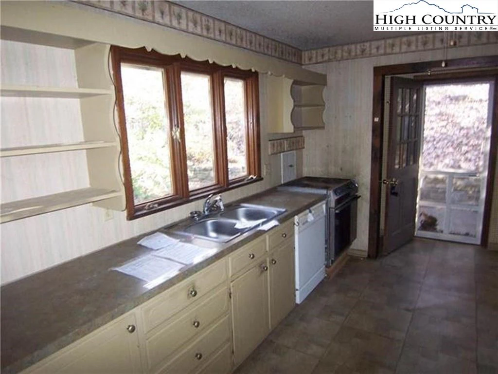 Image number 17 for the current listing