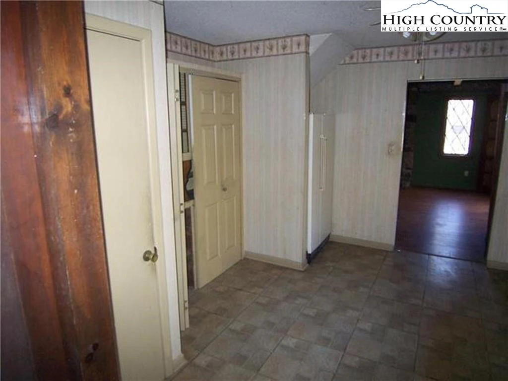Image number 16 for the current listing