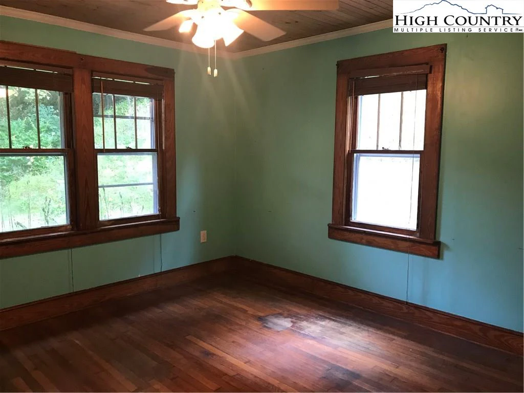 Image number 16 for the current listing