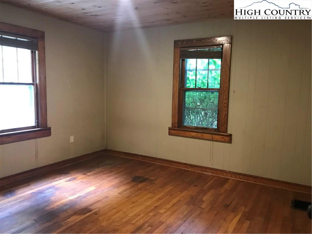 Image number 15 for the current listing