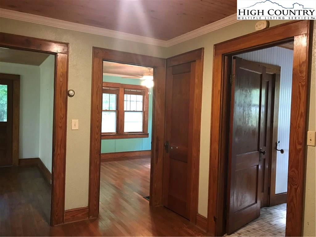 Image number 14 for the current listing